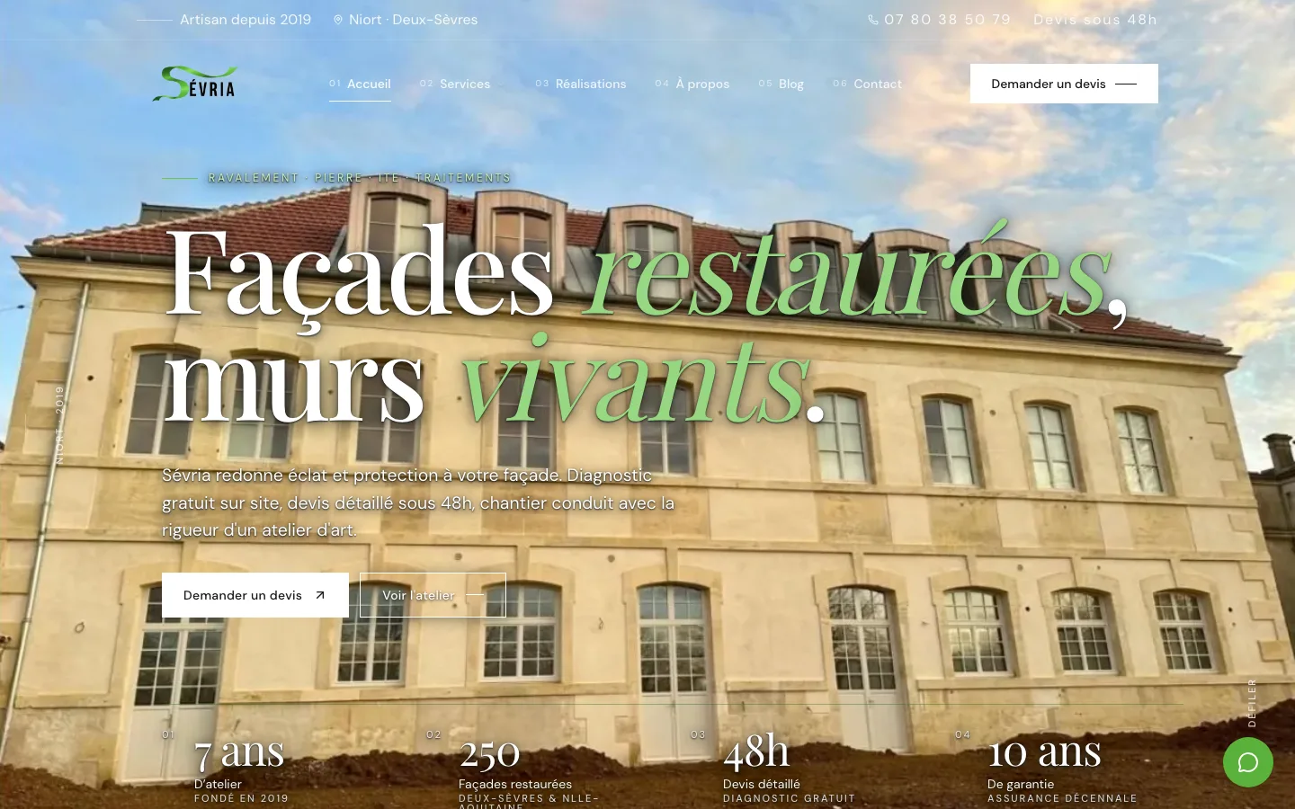 Page d’accueil de sevria.fr : une façade en pierre restaurée occupe tout l’écran, le titre annonce « Façades restaurées, murs vivants », et quatre chiffres de garantie longent le bas.